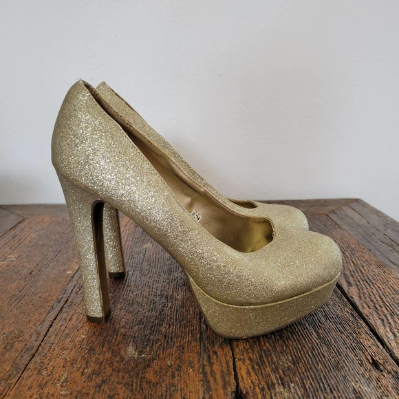 Mossimo Shoes - Mossimo 'Paisley' Gold Glitter Pumps